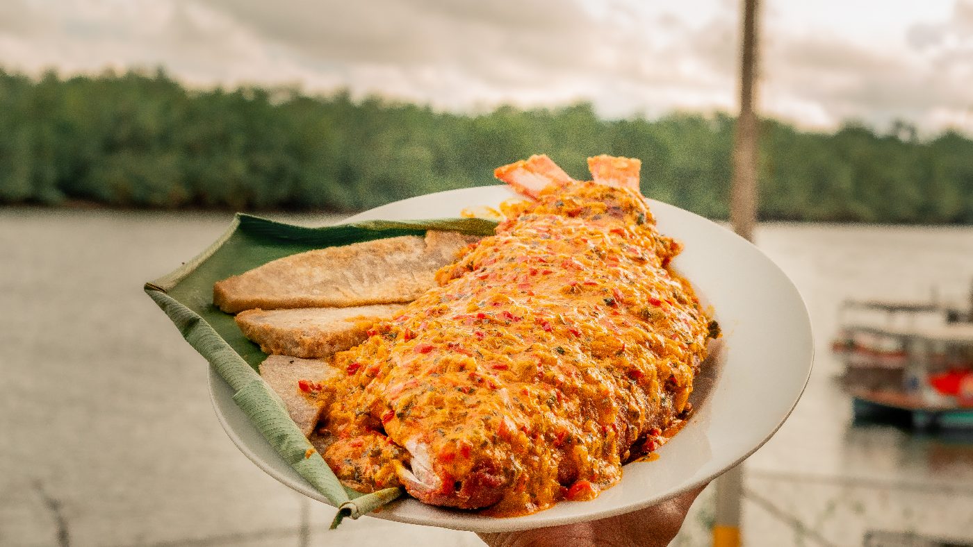 Pescado al achiote servido frente al manglar del Pacífico