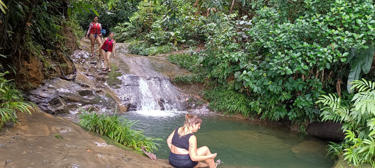 Piscinas naturales y cascada en la selva