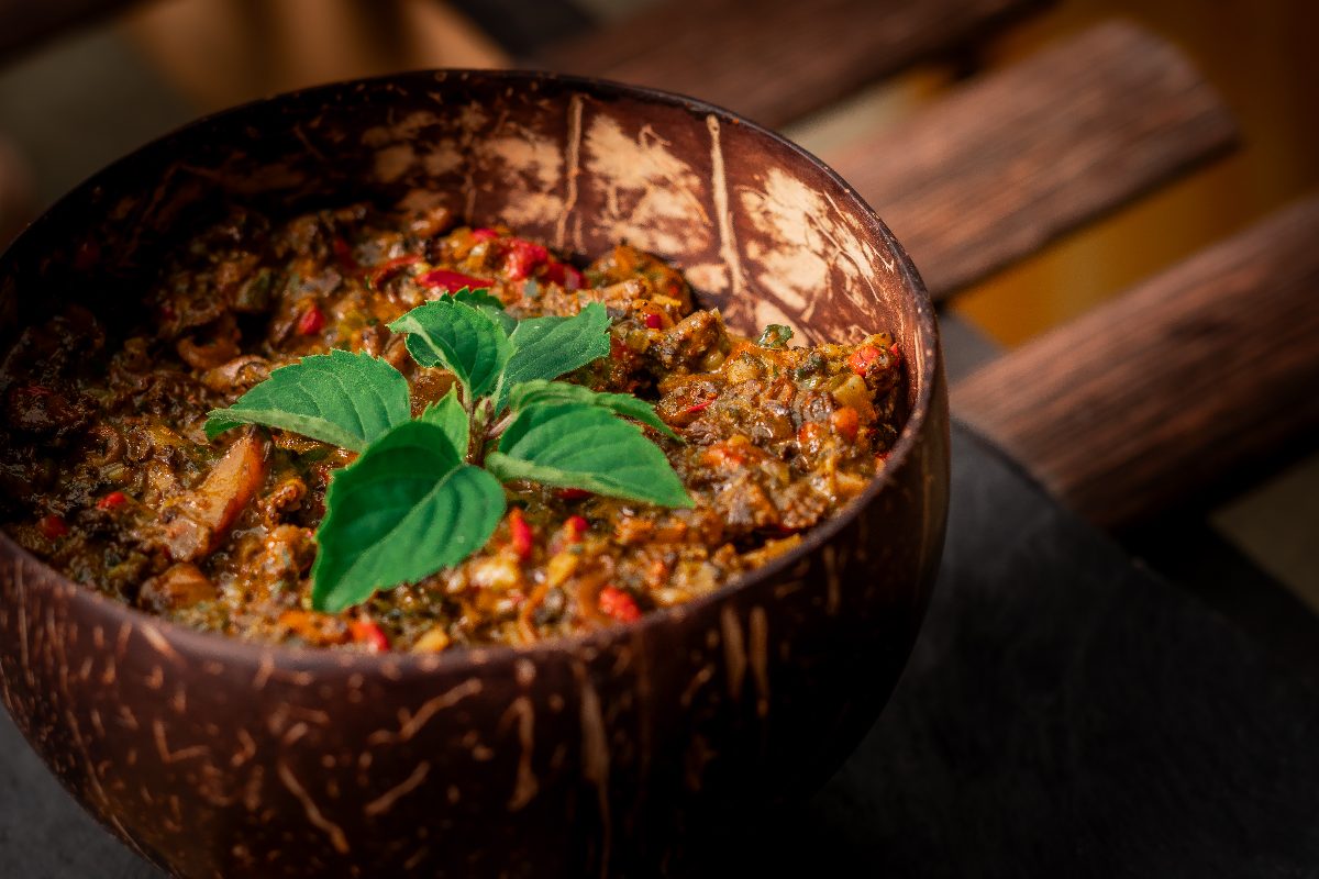 Preparación tradicional servida en cuenco de coco